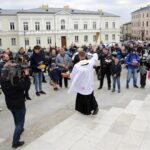 Kielce. Przed Bazyliką Katedralną poświęcono koszyczki świąteczne przywiezione przez motocyklistów / Robert Felczak / Radio Kielce