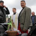 Kielce. Przed Bazyliką Katedralną poświęcono koszyczki świąteczne przywiezione przez motocyklistów / Robert Felczak / Radio Kielce