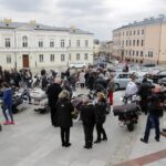 Kielce. Przed Bazyliką Katedralną poświęcono koszyczki świąteczne przywiezione przez motocyklistów / Robert Felczak / Radio Kielce