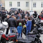 Kielce. Przed Bazyliką Katedralną poświęcono koszyczki świąteczne przywiezione przez motocyklistów / Robert Felczak / Radio Kielce