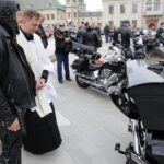Kielce. Przed Bazyliką Katedralną poświęcono koszyczki świąteczne przywiezione przez motocyklistów / Robert Felczak / Radio Kielce