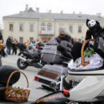 Kielce. Przed Bazyliką Katedralną poświęcono koszyczki świąteczne przywiezione przez motocyklistów / Robert Felczak / Radio Kielce