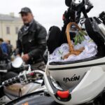 Kielce. Przed Bazyliką Katedralną poświęcono koszyczki świąteczne przywiezione przez motocyklistów / Robert Felczak / Radio Kielce