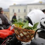 Kielce. Przed Bazyliką Katedralną poświęcono koszyczki świąteczne przywiezione przez motocyklistów / Robert Felczak / Radio Kielce