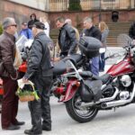 Kielce. Przed Bazyliką Katedralną poświęcono koszyczki świąteczne przywiezione przez motocyklistów / Robert Felczak / Radio Kielce