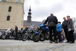 Kielce. Przed Bazyliką Katedralną poświęcono koszyczki świąteczne przywiezione przez motocyklistów / Robert Felczak / Radio Kielce