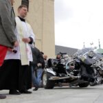 Kielce. Przed Bazyliką Katedralną poświęcono koszyczki świąteczne przywiezione przez motocyklistów / Robert Felczak / Radio Kielce