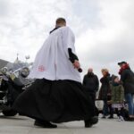 Kielce. Przed Bazyliką Katedralną poświęcono koszyczki świąteczne przywiezione przez motocyklistów / Robert Felczak / Radio Kielce