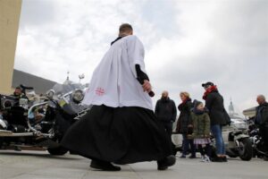Kielce. Przed Bazyliką Katedralną poświęcono koszyczki świąteczne przywiezione przez motocyklistów / Robert Felczak / Radio Kielce