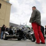 Kielce. Przed Bazyliką Katedralną poświęcono koszyczki świąteczne przywiezione przez motocyklistów / Robert Felczak / Radio Kielce