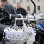 Kielce. Przed Bazyliką Katedralną poświęcono koszyczki świąteczne przywiezione przez motocyklistów / Robert Felczak / Radio Kielce