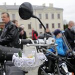 Kielce. Przed Bazyliką Katedralną poświęcono koszyczki świąteczne przywiezione przez motocyklistów / Robert Felczak / Radio Kielce