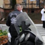 Kielce. Przed Bazyliką Katedralną poświęcono koszyczki świąteczne przywiezione przez motocyklistów / Robert Felczak / Radio Kielce