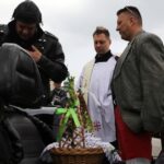 Kielce. Przed Bazyliką Katedralną poświęcono koszyczki świąteczne przywiezione przez motocyklistów / Robert Felczak / Radio Kielce