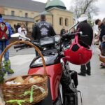 Kielce. Przed Bazyliką Katedralną poświęcono koszyczki świąteczne przywiezione przez motocyklistów / Robert Felczak / Radio Kielce