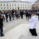 Kielce. Przed Bazyliką Katedralną poświęcono koszyczki świąteczne przywiezione przez motocyklistów / Robert Felczak / Radio Kielce