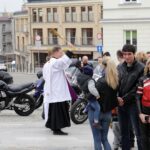 Kielce. Przed Bazyliką Katedralną poświęcono koszyczki świąteczne przywiezione przez motocyklistów / Robert Felczak / Radio Kielce