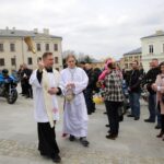 Kielce. Przed Bazyliką Katedralną poświęcono koszyczki świąteczne przywiezione przez motocyklistów / Robert Felczak / Radio Kielce