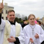 Kielce. Przed Bazyliką Katedralną poświęcono koszyczki świąteczne przywiezione przez motocyklistów / Robert Felczak / Radio Kielce