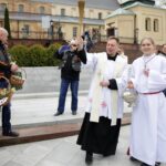 Kielce. Przed Bazyliką Katedralną poświęcono koszyczki świąteczne przywiezione przez motocyklistów / Robert Felczak / Radio Kielce