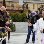 Kielce. Przed Bazyliką Katedralną poświęcono koszyczki świąteczne przywiezione przez motocyklistów / Robert Felczak / Radio Kielce