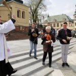 Kielce. Przed Bazyliką Katedralną poświęcono koszyczki świąteczne przywiezione przez motocyklistów / Robert Felczak / Radio Kielce