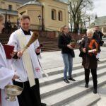 Kielce. Przed Bazyliką Katedralną poświęcono koszyczki świąteczne przywiezione przez motocyklistów / Robert Felczak / Radio Kielce