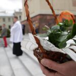 Kielce. Przed Bazyliką Katedralną poświęcono koszyczki świąteczne przywiezione przez motocyklistów / Robert Felczak / Radio Kielce