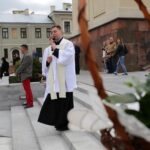 Kielce. Przed Bazyliką Katedralną poświęcono koszyczki świąteczne przywiezione przez motocyklistów / Robert Felczak / Radio Kielce