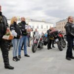 Kielce. Przed Bazyliką Katedralną poświęcono koszyczki świąteczne przywiezione przez motocyklistów / Robert Felczak / Radio Kielce