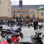Kielce. Przed Bazyliką Katedralną poświęcono koszyczki świąteczne przywiezione przez motocyklistów / Robert Felczak / Radio Kielce