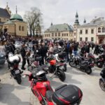 Kielce. Przed Bazyliką Katedralną poświęcono koszyczki świąteczne przywiezione przez motocyklistów / Robert Felczak / Radio Kielce