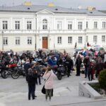 Kielce. Przed Bazyliką Katedralną poświęcono koszyczki świąteczne przywiezione przez motocyklistów / Robert Felczak / Radio Kielce