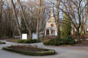 Park Zdrojowy w Busku-Zdroju - kaplica św. Anny, tzw. kościółek zdrojowy / Robert Felczak / Radio Kielce