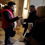 23.04.2017 Święty Krzyż. Wolontariusze zbierają pieniądze dla chorej Gabrysi Kowalskiej. / Jarosław Kubalski / Radio Kielce