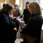 23.04.2017 Święty Krzyż. Wolontariusze zbierają pieniądze dla chorej Gabrysi Kowalskiej. / Jarosław Kubalski / Radio Kielce