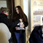 23.04.2017 Święty Krzyż. Wolontariusze zbierają pieniądze dla chorej Gabrysi Kowalskiej. / Jarosław Kubalski / Radio Kielce