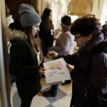 23.04.2017 Święty Krzyż. Wolontariusze zbierają pieniądze dla chorej Gabrysi Kowalskiej. / Jarosław Kubalski / Radio Kielce