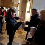 23.04.2017 Święty Krzyż. Wolontariusze zbierają pieniądze dla chorej Gabrysi Kowalskiej. / Jarosław Kubalski / Radio Kielce