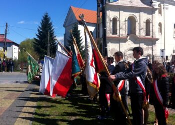 „Marszem Pamięci” rozpoczęły się w Sędziszowie uroczystości z okazji 8 rocznicy odsłonięcia Pomnika „Spaleni”. / Ewa Pociejowska - Gawęda / Radio Kielce