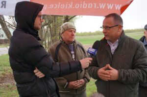 „Interwencja”. Rolnicy z Podlesia skarżą się, że odszkodowania za zniszczone przez dziki uprawy i łąki są zbyt niskie. / Krzysztof Bujnowicz / Radio Kielce