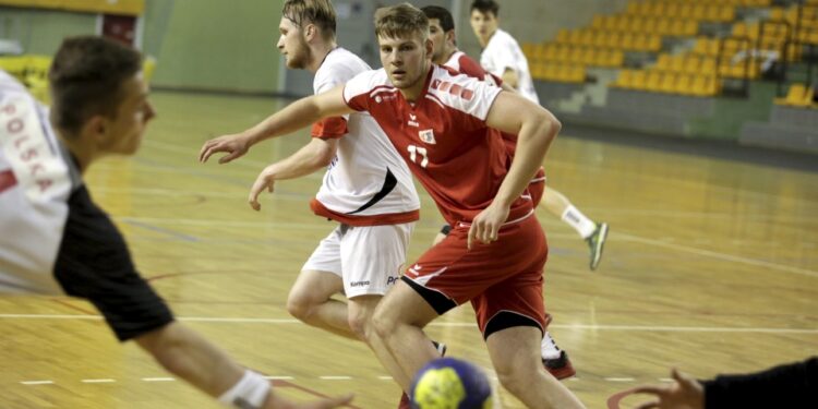 02.04.2016 Kielce. Towarzyski mecz juniorów Polska - Szwajcaria. / Jarosław Kubalski / Radio Kielce