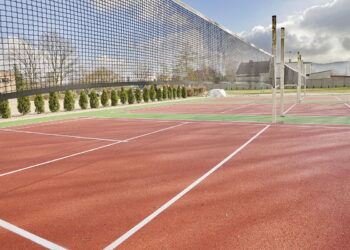 08.11.2016 Kielce. Nowe boisko do badmintona i plac przed Zespołem Szkół Ogólnokształcących nr * przy ulicy Górników Staszicowskich. / Jarosław Kubalski / Radio Kielce