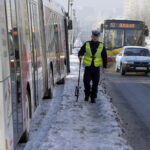05.12.2016 Kielce. Wypadek. Autobus MPK uszkodził 13 zaparkowanych aut. Kierowca zasłabł. / Jarosław Kubalski / Radio Kielce