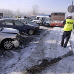05.12.2016 Kielce. Wypadek. Autobus MPK uszkodził 13 zaparkowanych aut. Kierowca zasłabł. / Jarosław Kubalski / Radio Kielce