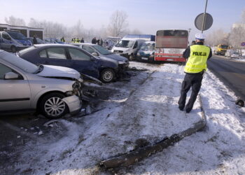05.12.2016 Kielce. Wypadek. Autobus MPK uszkodził 13 zaparkowanych aut. Kierowca zasłabł. / Jarosław Kubalski / Radio Kielce