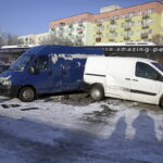 05.12.2016 Kielce. Wypadek. Autobus MPK uszkodził 13 zaparkowanych aut. Kierowca zasłabł. / Jarosław Kubalski / Radio Kielce
