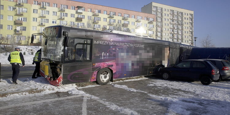 05.12.2016 Kielce. Wypadek. Autobus MPK uszkodził 13 zaparkowanych aut. Kierowca zasłabł. / Jarosław Kubalski / Radio Kielce