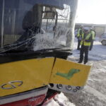 05.12.2016 Kielce. Wypadek. Autobus MPK uszkodził 13 zaparkowanych aut. Kierowca zasłabł. / Jarosław Kubalski / Radio Kielce