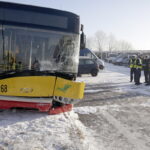 05.12.2016 Kielce. Wypadek. Autobus MPK uszkodził 13 zaparkowanych aut. Kierowca zasłabł. / Jarosław Kubalski / Radio Kielce